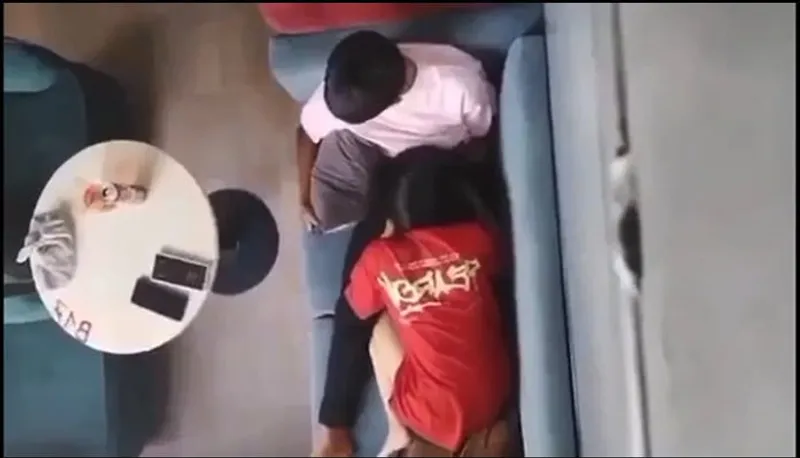 Quay lén em gái bú liếm cho người tình nơi công cộng