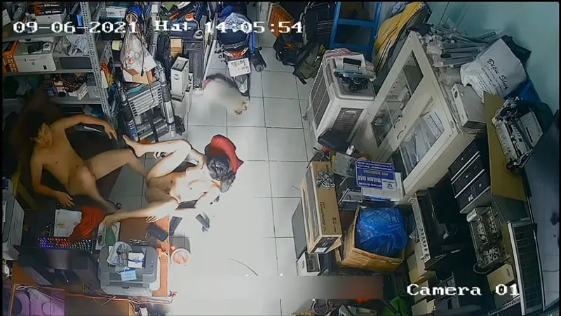 Vợ yêu gã chồng xoạc nhau trong của củ khoải máy tính