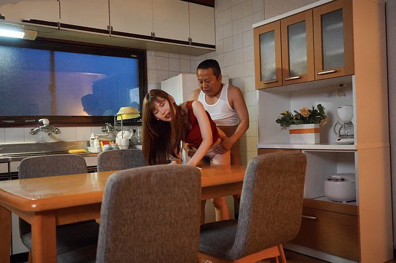 Hoa nhỏ bị ông chồng mới của mẹ trả bài mỗi ngày, cho dù đã có người yêu