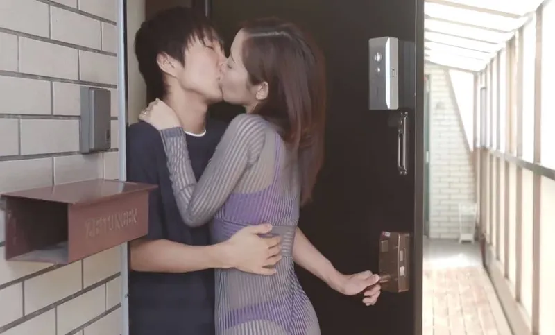Cô hàng xóm với chiếc quần lót lọt khe và cậu nhóc nhà bên may mắn