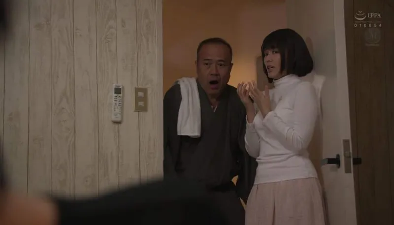 Bố ông chồng gài bẫy bạn gái của con trai để tống tình mỗi ngày