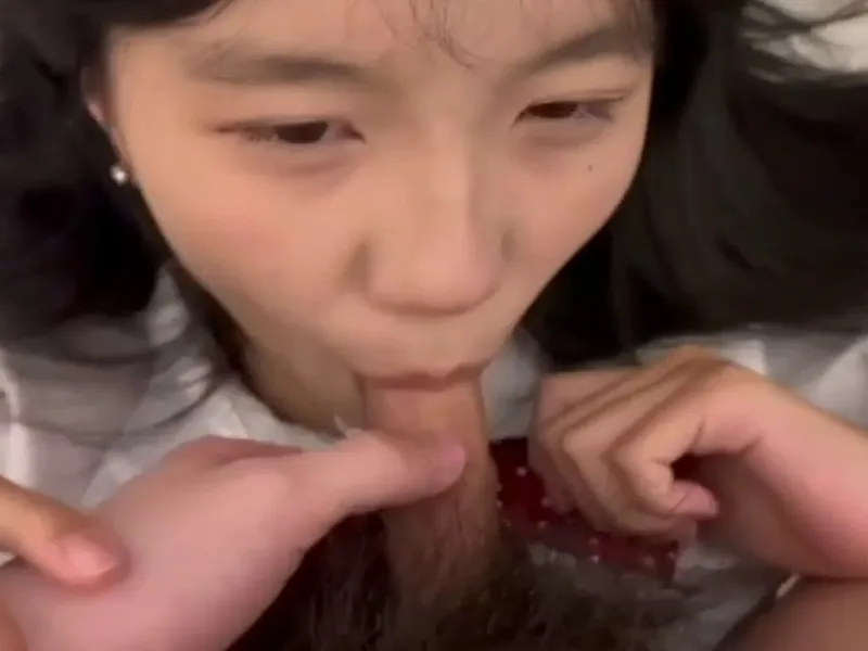 Em loli dễ thương liếm chuối biến em thành con đào dâm dục p2